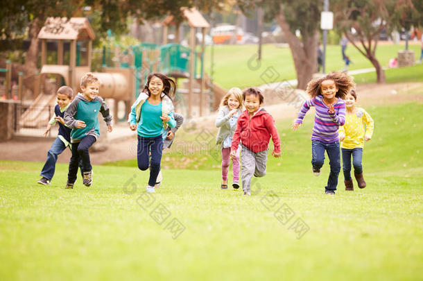一群<strong>小孩子</strong>在公园里向摄像机跑去