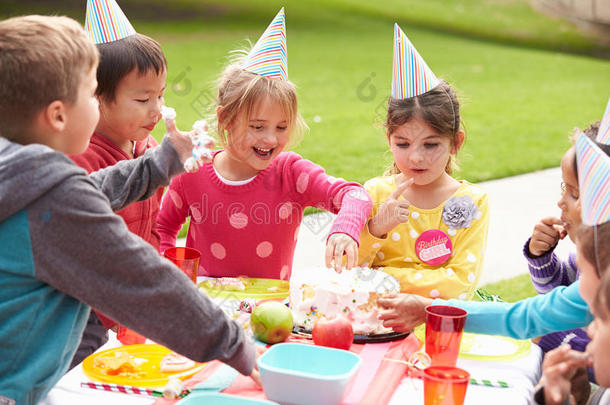 一群孩子举办户外生日聚会