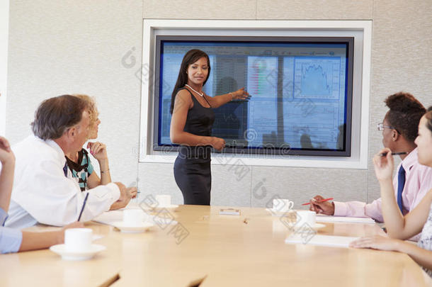 女商人在董事会会议上的屏幕讲话