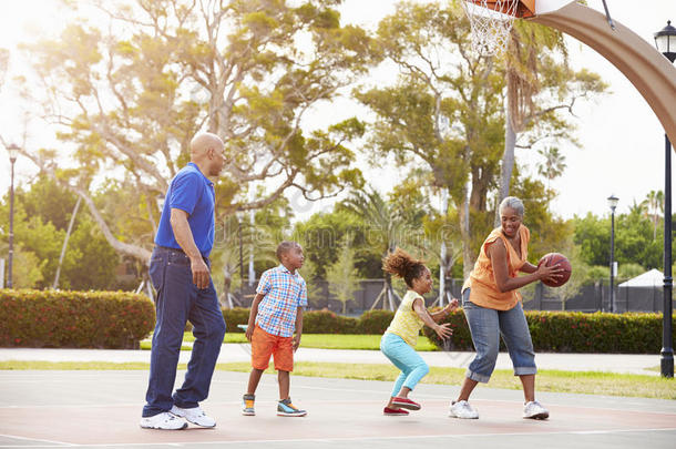 祖父母和孙子一起打篮球