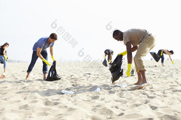 一群志愿者在海滩上<strong>清理垃圾</strong>