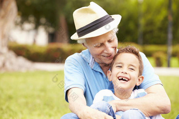祖父和孙子一<strong>起坐</strong>在公园里
