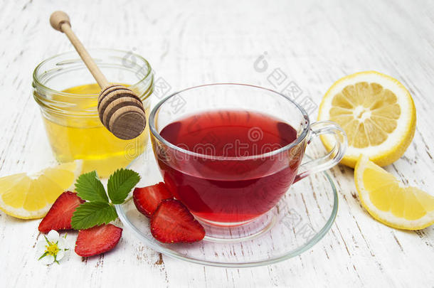 草莓、柠檬和蜂蜜的<strong>水果茶</strong>