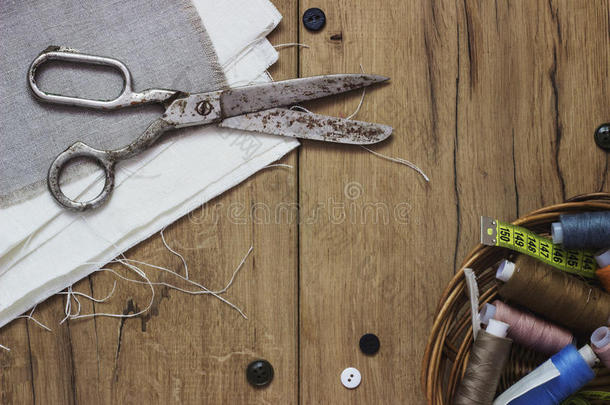 缝纫工具。剪刀、线轴和
