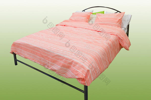 床上有五颜六色的羽绒被和垫子