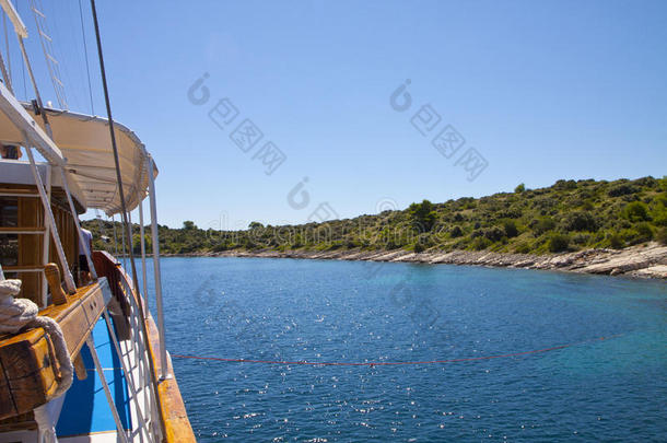 达尔马提亚海岸，克罗地亚-旅游游轮停泊在美丽的岛屿海湾在夏季