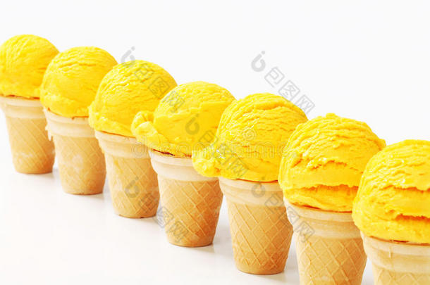 黄色雪糕筒