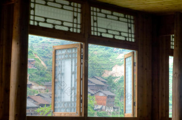 中国村庄通过打开的窗户