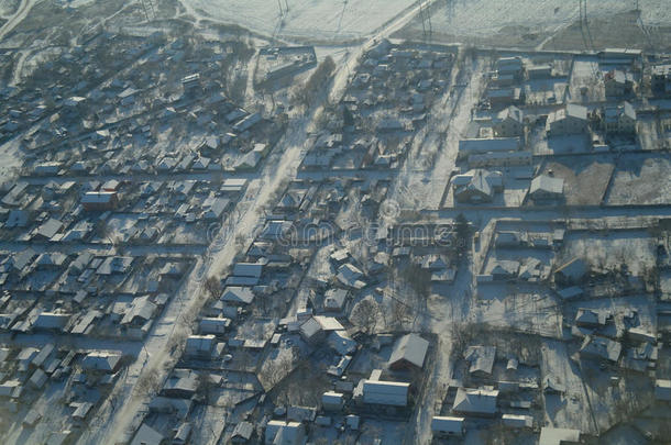 冬季房屋和街道的鸟瞰图