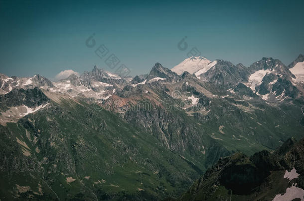 高加索山脉美丽的山谷和山峰，高加索山脉的主要山脊。 北高加索