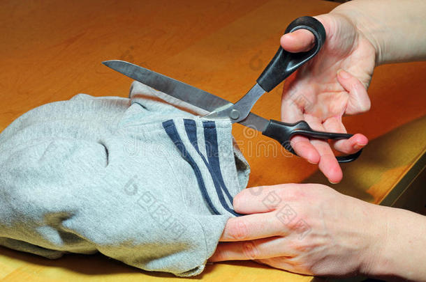 用剪刀或剪刀切割材料。