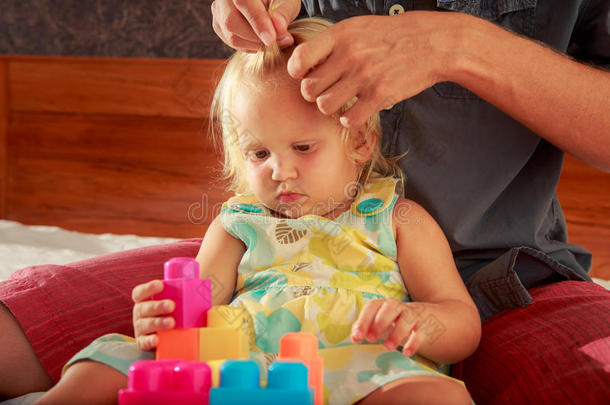 女孩玩玩具<strong>建造师</strong>父亲刷她的头发特写