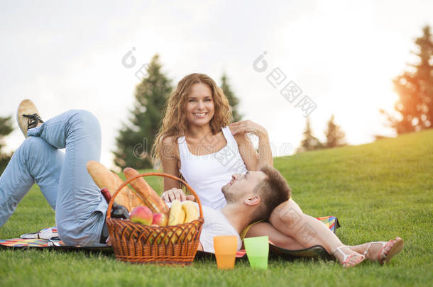 野餐中的情侣