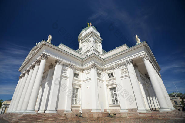 芬兰福音派路德教会大教堂位于赫尔辛基参议院广场