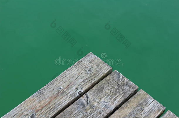 在绿色的湖水上的平台边缘