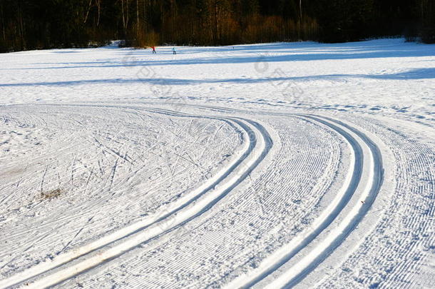 在雪地里穿过乡村滑雪道