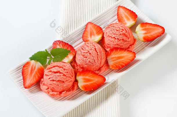 草莓<strong>雪糕</strong>配新鲜草莓
