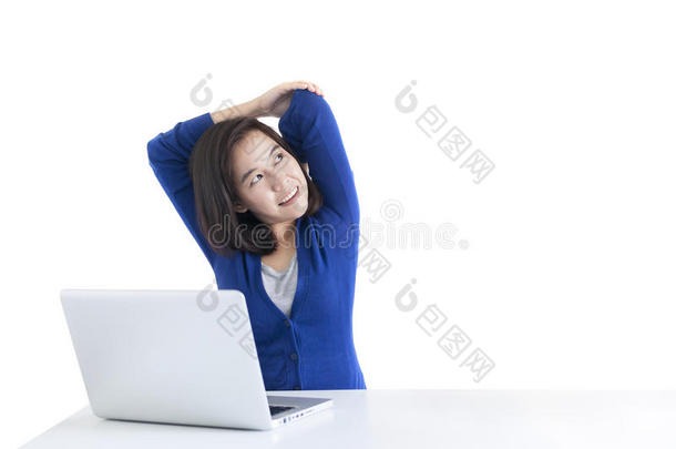 女商人在前面用笔记本电脑做伸展运动