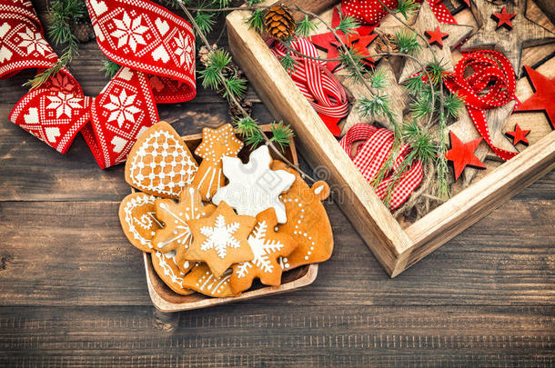 姜饼饼干和圣诞装饰品。 复古风格的家德