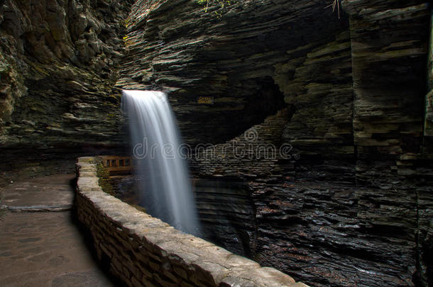 沃特金斯格伦州立公园的洞穴瀑布