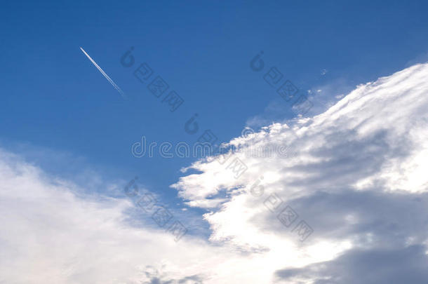 多云的蓝天和轨迹