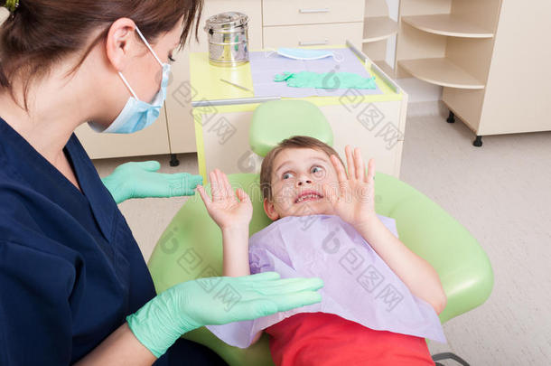 牙医医生安抚害怕的孩子病人
