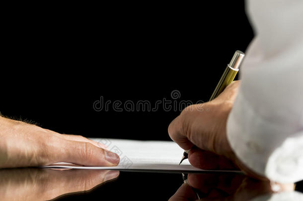 签署文件、合同或法律的商人或律师