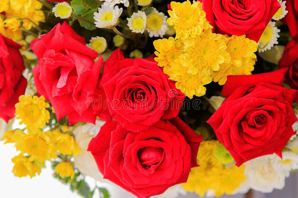 美丽的红玫瑰花束为室内装饰在2月14日情人节