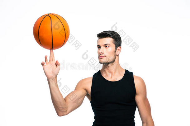 篮球运动员在手指上旋转球