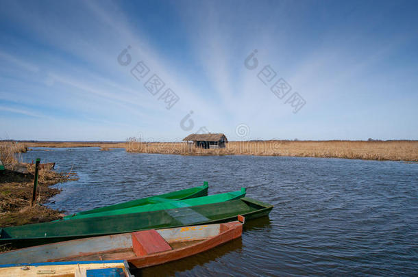 河边渔夫的旧小屋