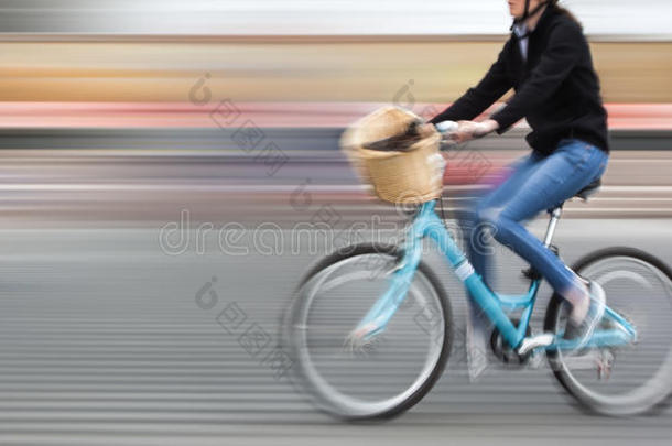 城市道路上骑车人的抽象形象。