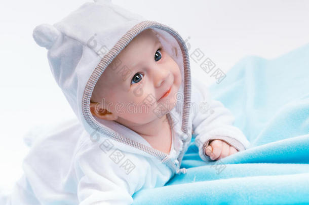 婴儿穿着蓝色毯子在引擎盖上