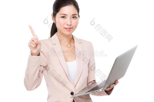 亚洲女商人拿着<strong>笔记本</strong>电脑，手指指向<strong>上面</strong>