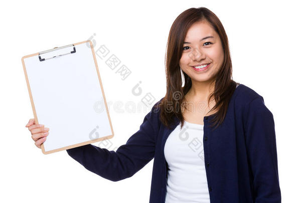 亚洲妇女用剪贴板空白页展示