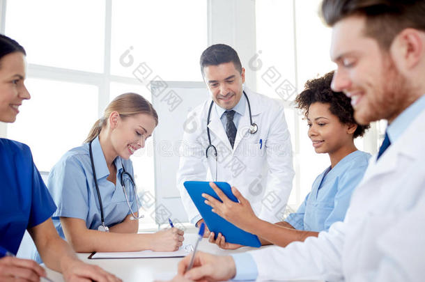 一群快乐的医生在医院办公室开会