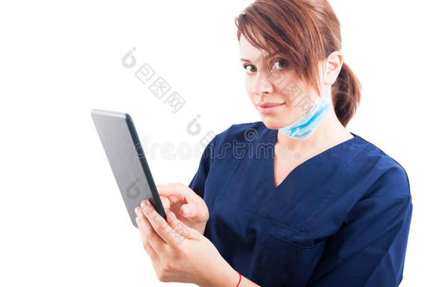 美女医生拿着无线平板电脑