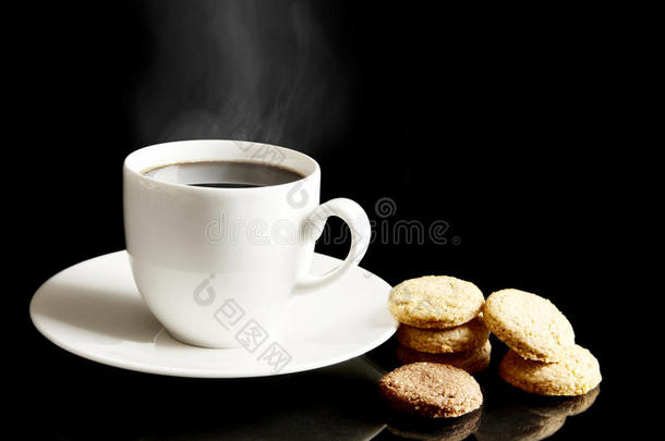 一杯咖啡，上面有饼干和<strong>茶托</strong>