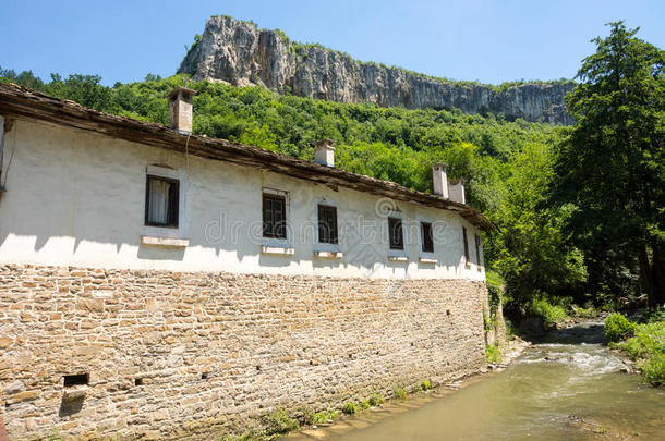 保加利亚的达拉诺沃修道院：河流，墙壁，山