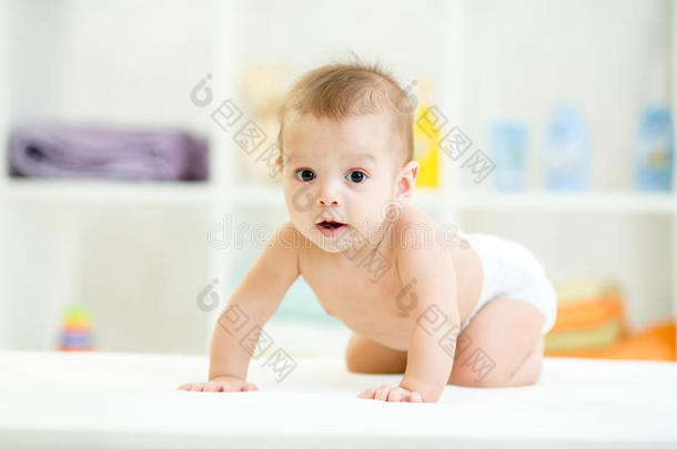 可爱的微笑婴儿尿布或尿布