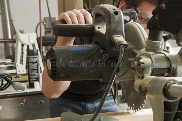 木匠在工作中使用电动工具