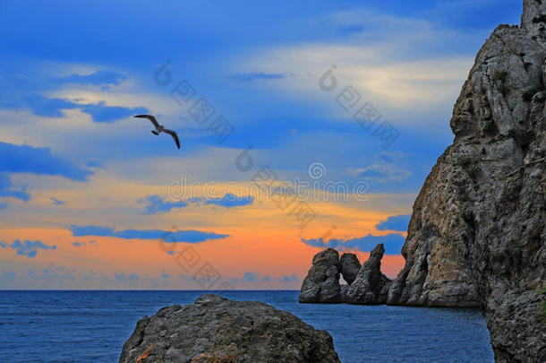 彩色的日落在黑海的岩石海岸，克里米亚