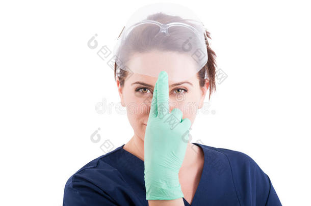 牙医妇女举起防护眼镜或屏幕