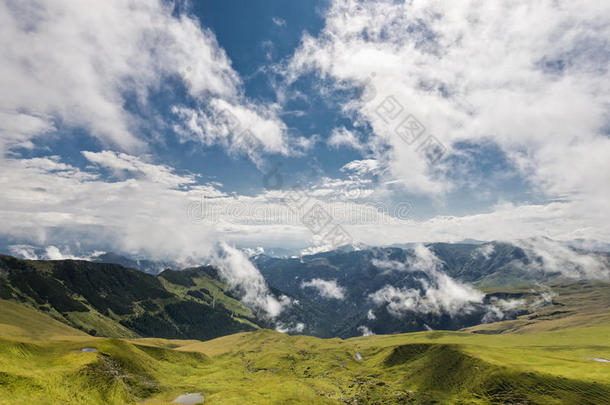 五彩缤纷的景观与蓝色多云的天空在罗德尼山