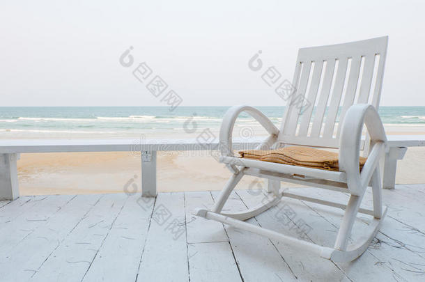 沙滩上的摇椅