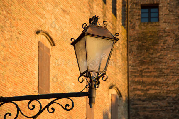 意大利旅行社santarcangelo di romagna村的古董灯-特写
