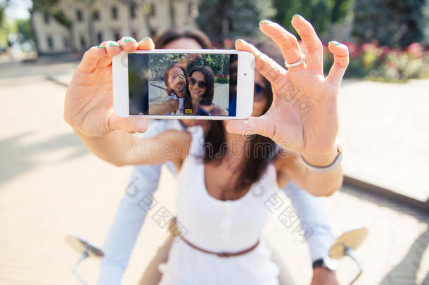 一对夫妇在拍自拍照片时显示智能手机屏幕