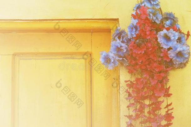美丽的花束由木门与柔软的焦点颜色过滤背景用作模板，复古风格