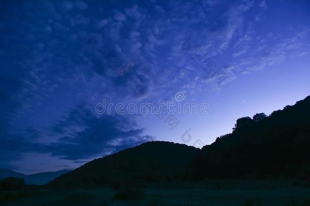 黄昏的天空在山上，日落，黄昏