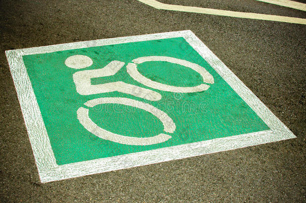 自行车道，自行车道。 城市街道的空自行车道