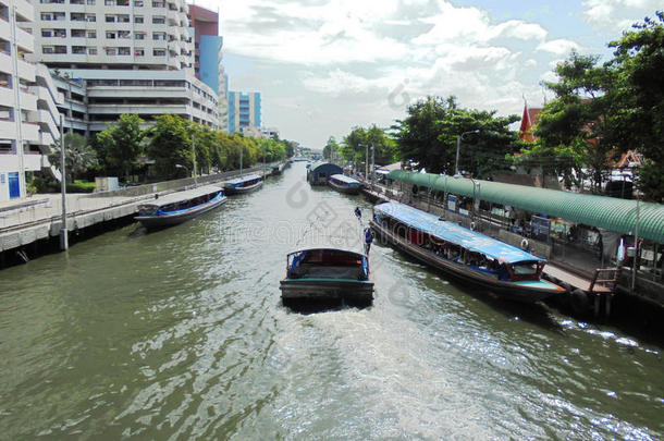 曼谷-泰国：七月的一天。 水上交通条件